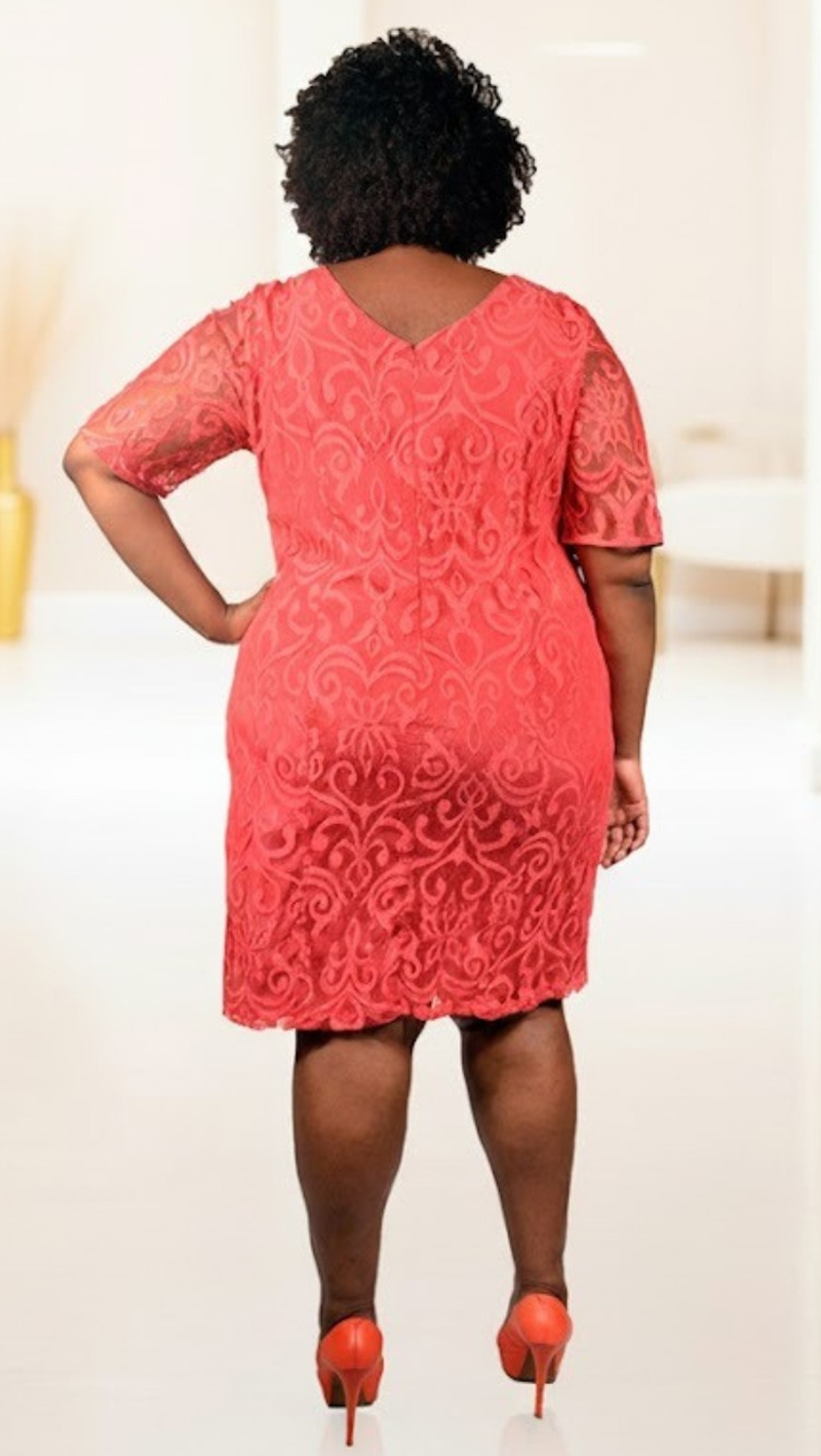 Vestido longuete em Renda acetinada com mangas