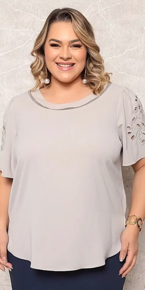 Blusa Crepe Bordados Vazados Plus Size