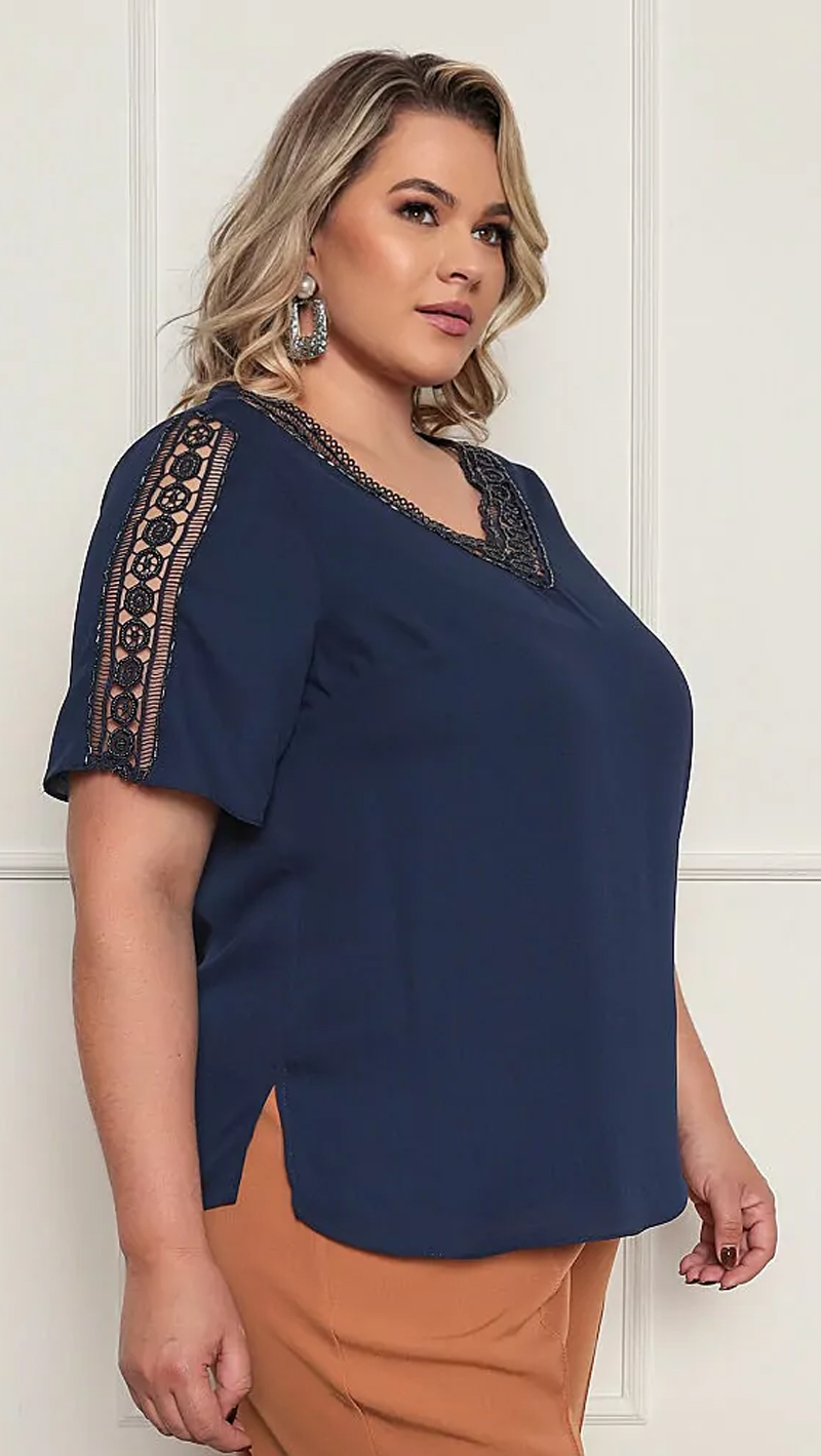 Blusa Crepe com Detalhe Renda Plus Size