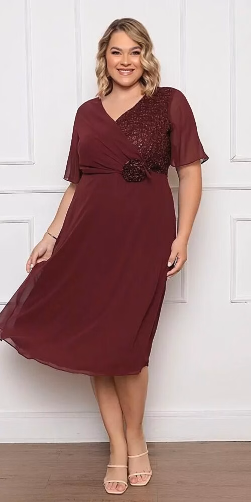 Vestido Plus Size Midi Festa Detalhe Renda e Flor