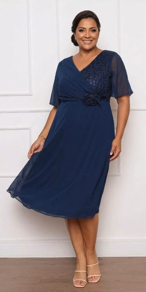 Vestido Plus Size Midi Festa Detalhe Renda e Flor