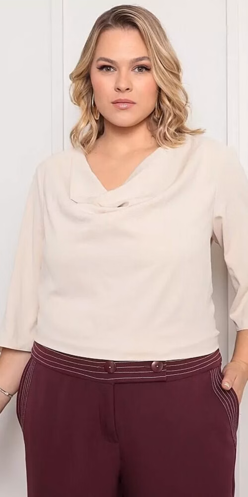 Blusa em Crepe Gola Degagê Plus Size