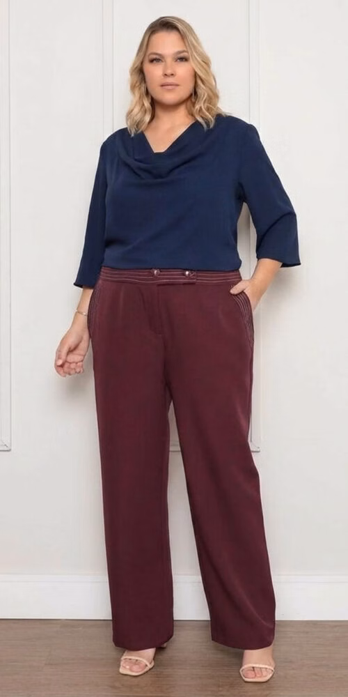 Blusa em Crepe Gola Degagê Plus Size